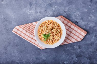 Mutfak havlusunda domates soslu bir fincan spagetti. Yüksek kalite fotoğraf