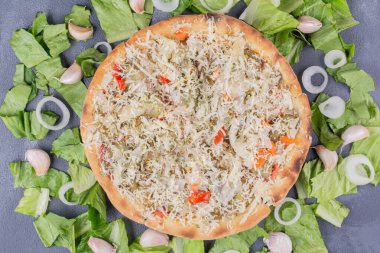 Mavi arka planda taze sebzeli tavuk peynirli pizza. Yüksek kalite fotoğraf