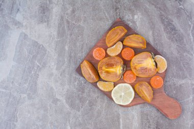 İçinde hurma, limon, mandalina ve şeker var. Yüksek kalite fotoğraf