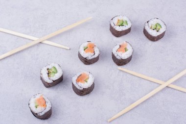 Sake maki, somon ve avokado ile birlikte. Yüksek kalite fotoğraf