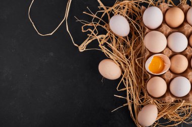 Tam yumurta ve yumurta kabukları kuru çimlerin üzerinde, üst manzara. Yüksek kalite fotoğraf