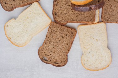 Mermer zemin üzerinde taze beyaz ve kahverengi ekmek dilimleri. Yüksek kalite fotoğraf