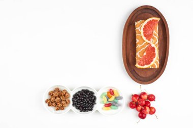 Beyaz arka planda tahta bir tahtada şekerli rulo pasta. Yüksek kalite fotoğraf