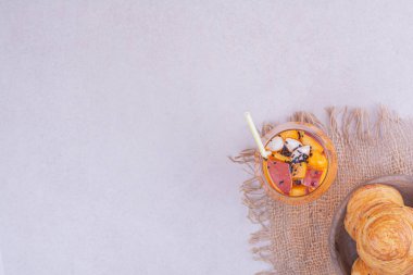 Gogal bir bardak meyve suyuyla tahta bir fincanda. Yüksek kalite fotoğraf