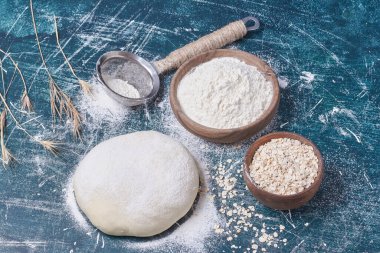 Mavi arka planda malzemeleri olan ekmek hamuru. Yüksek kalite fotoğraf
