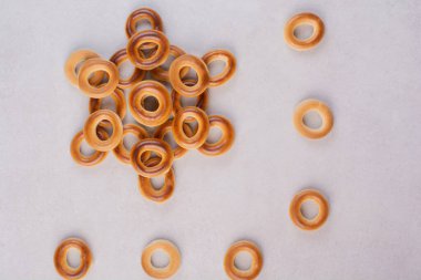 Beyaz arka planda leziz yuvarlak kurabiyeler. Yüksek kalite fotoğraf