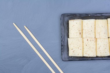 Siyah seramik tabakta gri arkaplanda makarna. Yüksek kalite fotoğraf