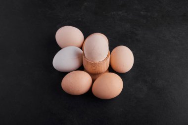 Yumurtalar siyah arkaplanda izole edilmiş. Yüksek kalite fotoğraf