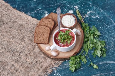 Bitkilerle kırmızı çorba ve ekmek dilimleri. Yüksek kalite fotoğraf