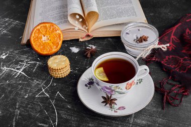 Meyve ve kurabiyeli bir fincan çay. Yüksek kalite fotoğraf