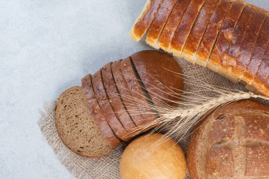 Çuval bezi ve buğdaylı farklı ekmek türleri. Yüksek kalite fotoğraf