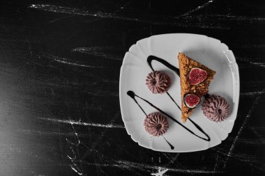 Tabakta çikolata ile servis edilen tatlı hamur işleri