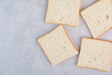 Taş zeminde kızarmış ekmek dilimleri. Yüksek kalite fotoğraf
