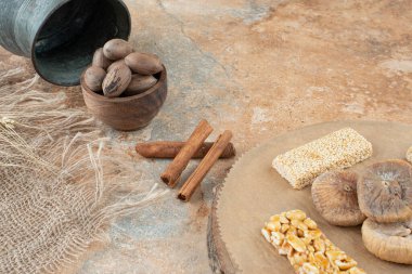 Kadim çaydanlık ve yer fıstığı brittles mermer arka planda. Yüksek kalite fotoğraf