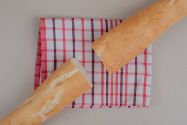 Tahtada dilimlenmiş beyaz ekmek. Yüksek kalite fotoğraf