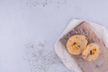 Ahşap bir tahtanın üzerinde baharat ve otlarla armut dilimleri. Yüksek kalite fotoğraf