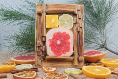 Meyveli turunçgiller resim çerçevesinde bir sürü meyve dilimleri. Yüksek kalite fotoğraf