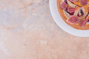 Beyaz tabakta mor incirli bir turta. Yüksek kalite fotoğraf