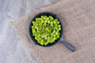 Pesto soslu yeşil makarna ve siyah tavada brokoli. Yüksek kalite fotoğraf