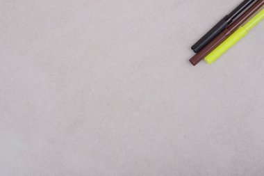 Beyaz arkaplanda renkli işaret kalemleri