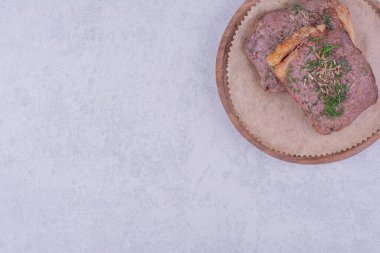 Ahşap bir tabakta iki biftek dilimi. Yüksek kalite fotoğraf