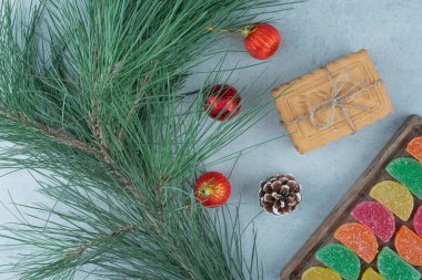 Şeker ve bisküvilerle dolu ahşap bir tahta. Yüksek kalite fotoğraf