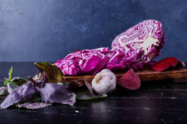 Tahtadaki siyah arka planda sebze kompozisyonu. Yüksek kalite fotoğraf