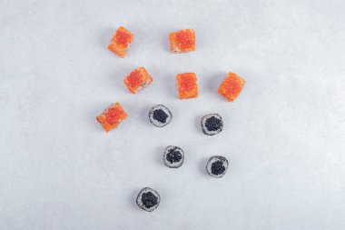 Maki ve California suşisi beyaz arka planda yuvarlanıyor. Yüksek kalite fotoğraf