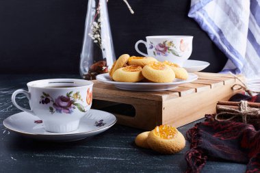 Çayla servis edilen kayısı soslu kurabiyeler. Yüksek kalite fotoğraf