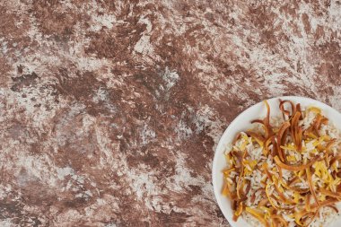 Beyaz tabakta erişteli pirinç garnitürü. Yüksek kalite fotoğraf