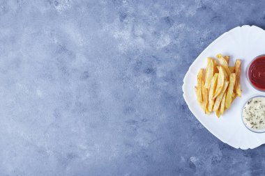 Beyaz tabakta soslu kızarmış patates. Yüksek kalite fotoğraf