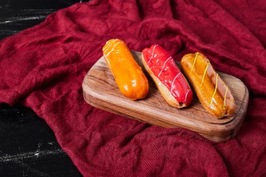 Ahşap bir tabakta renkli şerbetli ekler. Yüksek kalite fotoğraf