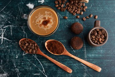 Etrafında fasulye ve kurabiye olan bir fincan kahve. Yüksek kalite fotoğraf