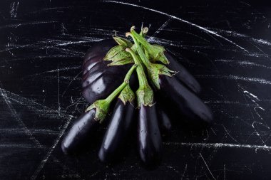Siyah arka planda mor patlıcan. Yüksek kalite fotoğraf
