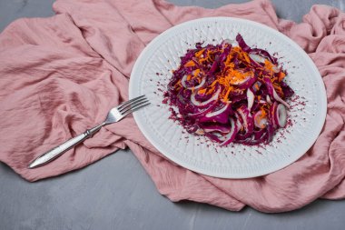 Mavi arka planda sebze ve baharatlı salata. Yüksek kalite fotoğraf