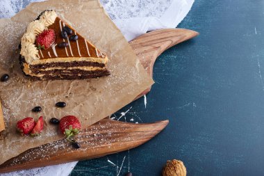 Çilekli çikolatalı pasta, en iyi manzara. Yüksek kalite fotoğraf