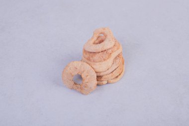 Beyaz yüzeyde kurumuş ananas halkaları. Yüksek kalite fotoğraf