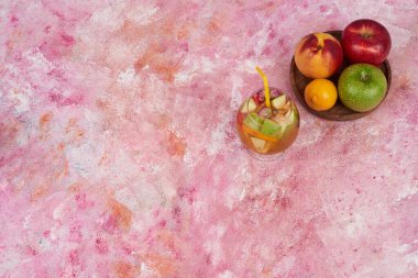 Şeftali, limon ve elma, tahta bir tahtanın üstünde meyve suyu bardakları, üst manzara. Yüksek kalite fotoğraf