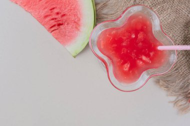 Beyaz masada samanlı bir bardak karpuz püresi. Yüksek kalite fotoğraf