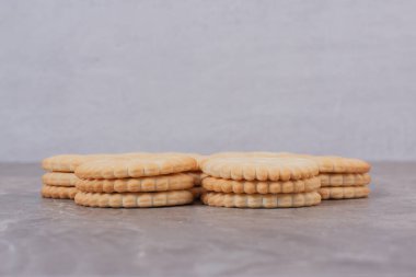 Beyaz arkaplanda çember şeklinde lezzetli kurabiyeler