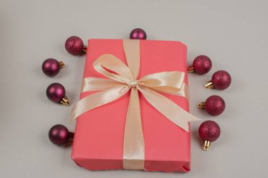 Beyaz arka planda kırmızı topları olan Noel hediyesi kutusu. Yüksek kalite fotoğraf