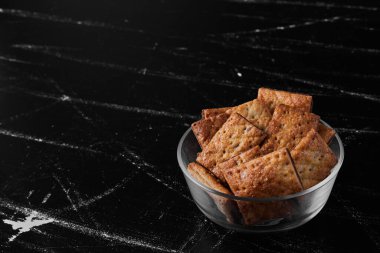 Siyah masa arka planında ev yapımı krakerler