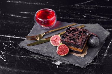 Kare dilim çikolatalı kek ve bir bardak şarap. Yüksek kalite fotoğraf