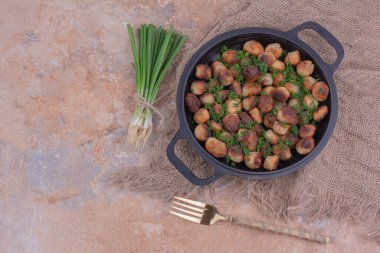 Siyah bir tavada otlarla kızartılmış Kafkasya khinkal şeyleri. Yüksek kalite fotoğraf