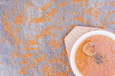 Kırmızı mercimek fasulyeli mercimek çorbası kasede. Yüksek kalite fotoğraf