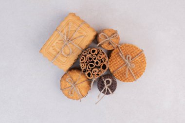 Beyaz arka planda tarçın çubukları olan ipteki kurabiyeler. Yüksek kalite fotoğraf