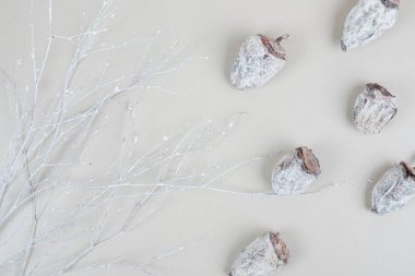 Bej arka planda kurutulmuş hurma meyveleri. Yüksek kalite fotoğraf