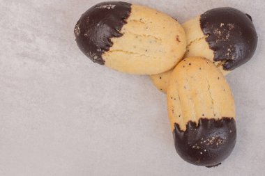 Beyaz yüzeyde çikolata sosuyla süslenmiş kurabiyeler. Yüksek kalite fotoğraf