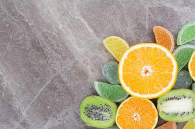 Mermer arka planda tatlı marmelatlı taze meyveler. Yüksek kalite fotoğraf