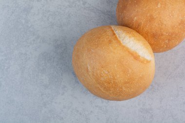 Taş zeminde yuvarlak hamburger çörekleri. Yüksek kalite fotoğraf